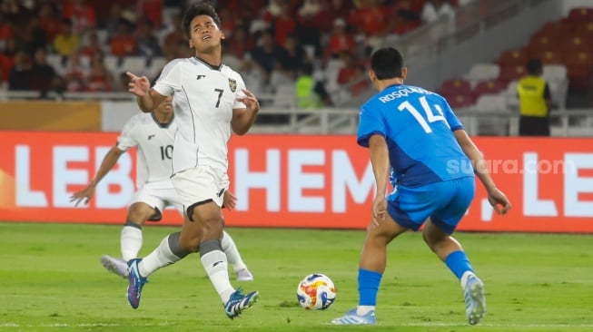 Pesepak bola Timnas Indonesia U-23 Toni Firmansyah berebut bola dengan Pemain Timnas Filipina U-23 dalam pertandingan penyisihan Grup A Piala AFF U-23 2025 di Stadion Utama Gelora Bung Karno (SUGBK), Senayan, Jakarta, Jumat (18/7/2025). [Suara.com/Alfian Winanto]