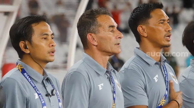 Pelatih Timnas Indonesia U-23 Gerald Mervin Vanenburg (tengah) dalam pertandingan penyisihan Grup A Piala AFF U-23 2025 melawan Filipina U-23 di Stadion Utama Gelora Bung Karno (SUGBK), Senayan, Jakarta, Jumat (18/7/2025). [Suara.com/Alfian Winanto]