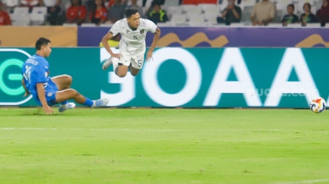 Pesepak bola Timnas Indonesia U-23 Dony Tri Pamungkas terjatuh usai dilanggar Pemain Timnas Filipina U-23 dalam pertandingan penyisihan Grup A Piala AFF U-23 2025 di Stadion Utama Gelora Bung Karno (SUGBK), Senayan, Jakarta, Jumat (18/7/2025). [Suara.com/Alfian Winanto]