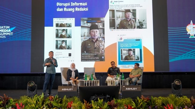 Narasumber memberikan pemaparan saat acara Jatim Media Summit (JMS) 2025 di Whiz Luxe Hotel, Surabaya, Kamis (17/7/2025). [Foto: Dokumentasi JMS]