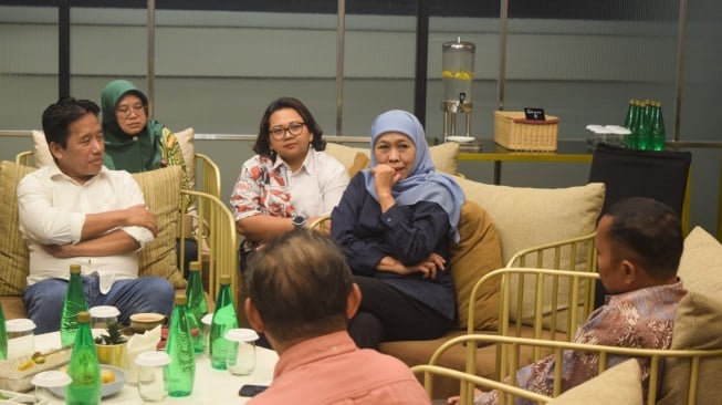 Gubernur Jawa Timur, Khofifah Indar Parawansa bersama Pemimpin Redaksi Suara.com, Suwarjono serta para pimpinan media lokal Jawa Timir saat menggelar sesi pertemuan di Surabaya, Rabu (16/7/2025). [Foto: Dokumentasi JMS]