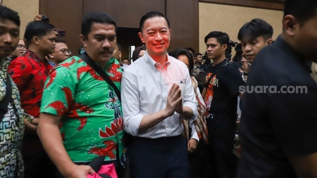 Terdakwa Mantan Menteri Perdagangan Thomas Trikasih Lembong atau Tom Lembong bersiap menjalani sidang putusan di Pengadilan Tipikor, Jakarta, Jumat (18/7/2025). [Suara.com/Alfian Winanto]