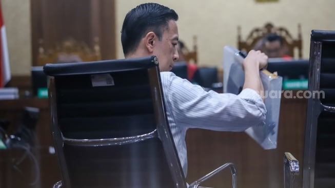 Terdakwa Mantan Menteri Perdagangan Thomas Trikasih Lembong atau Tom Lembong saat menjalani sidang putusan di Pengadilan Tipikor, Jakarta, Jumat (18/7/2025). [Suara.com/Alfian Winanto]