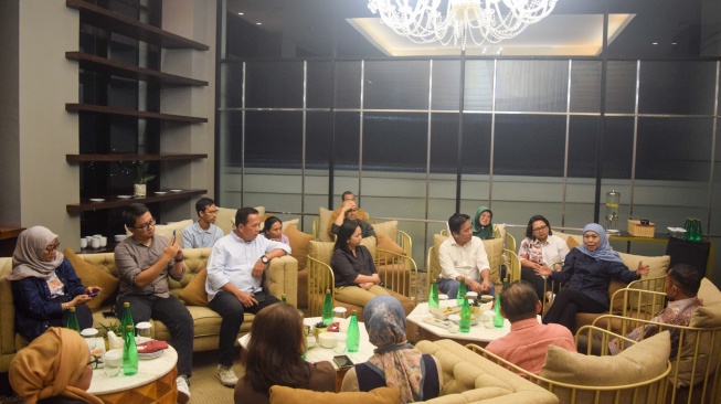 Gubernur Jawa Timur, Khofifah Indar Parawansa bersama Pemimpin Redaksi Suara.com, Suwarjono serta para pimpinan media lokal Jawa Timir saat menggelar sesi pertemuan di Surabaya, Rabu (16/7/2025). [Foto: Dokumentasi JMS]
