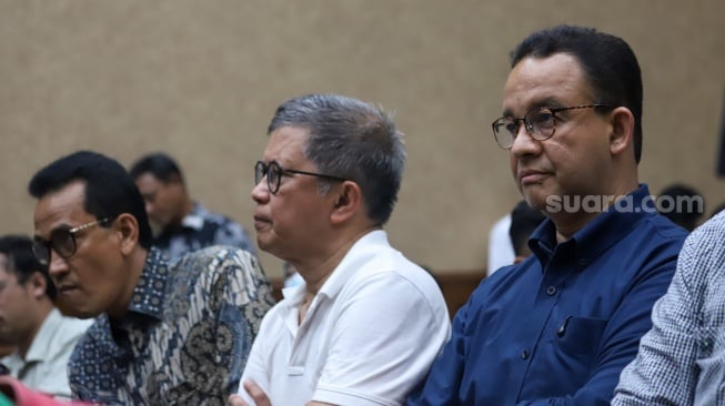 (dari kiri) Pengacara Refly Harun, Akademisi Rocky Gerung dan Mantan Gubernur Jakarta Anies Baswedan menghadiri sidang Tom Lembong bersiap menjalani sidang putusan di Pengadilan Tipikor, Jakarta, Jumat (18/7/2025). [Suara.com/Alfian Winanto]