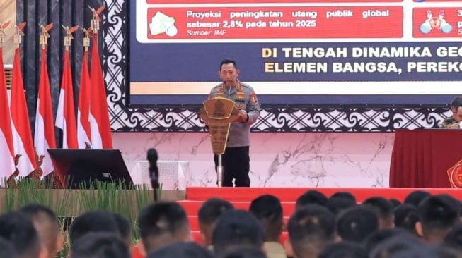Kapolri Jenderal Listyo Sigit Prabowo saat memberikan pembekalan kepada Capaja TNI-Polri di Mabes TNI, Cilangkap, Jakarta Timur, Jumat (18/7/2025). (ANTARA/HO-Divisi Humas Polri)