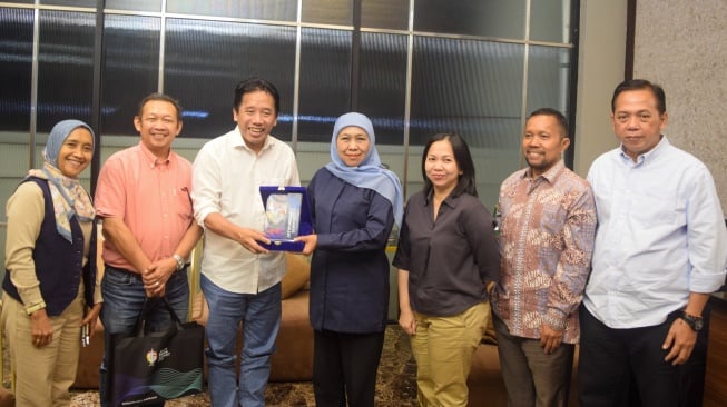 Gubernur Jawa Timur, Khofifah Indar Parawansa bersama Pemimpin Redaksi Suara.com, Suwarjono serta para pimpinan media lokal Jawa Timir saat menggelar sesi pertemuan di Surabaya, Rabu (16/7/2025). [Foto: Dokumentasi JMS]