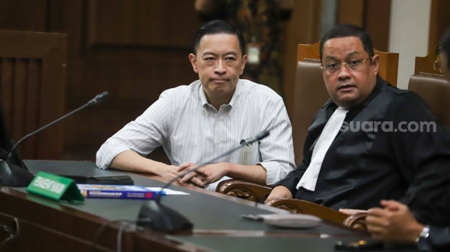 Terdakwa Mantan Menteri Perdagangan Thomas Trikasih Lembong atau Tom Lembong saat menjalani sidang putusan di Pengadilan Tipikor, Jakarta, Jumat (18/7/2025). [Suara.com/Alfian Winanto]