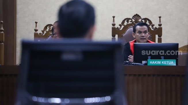 Terdakwa Mantan Menteri Perdagangan Thomas Trikasih Lembong atau Tom Lembong saat menjalani sidang putusan di Pengadilan Tipikor, Jakarta, Jumat (18/7/2025). [Suara.com/Alfian Winanto]