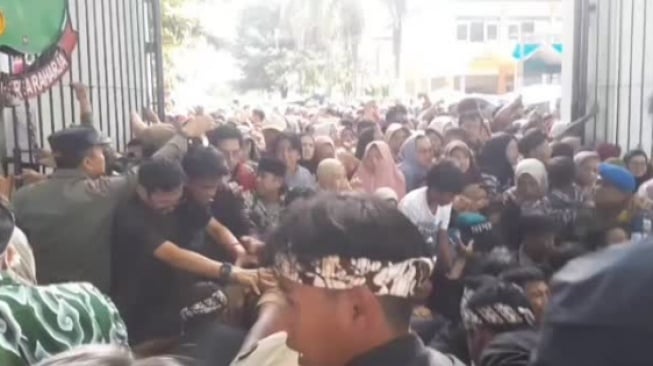 Acara Panggung Hiburan Rakyat yang menjadi bagian dari rangkaian pesta pernikahan putra sulung Gubernur Jawa Barat Dedi Mulyadi, Maula Akbar Mulyadi Putra, dengan Wakil Bupati Garut Putri Karlina, berakhir duka. (tangkap layar/ist)