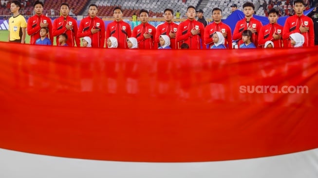 Skuad Timnas Indonesia U-23 dalam pertandingan penyisihan Grup A Piala AFF U-23 2025 melawan Filipina U-23 di Stadion Utama Gelora Bung Karno (SUGBK), Senayan, Jakarta, Jumat (18/7/2025). [Suara.com/Alfian Winanto]