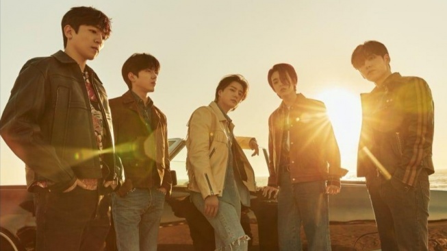 DAY6 Tulis Lagu Penuh Cinta untuk yang Telah Tiada Lewat 'above the clouds'