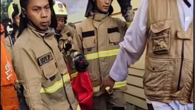 Petugas damkar saat mengevakuasi jenazah korban kebakaran di kawasan Bukit Duri, Tebet. (tangkapan layar/instagram)