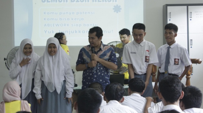 Kegiatan pengabdian masyarakat bertajuk “Memberdayakan Disabilitas dengan Kemampuan Dasar untuk Bekerja”. (Dok: Vokasi UI)
