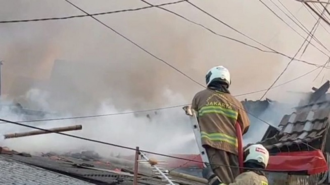 Kebakaran di Jalan Kutilang 28, RW 02, Bukit Duri, Tebet, Jakarta Selatan pada Sabtu (19/7/2025) yang telah menewaskan empat orang anak. ANTARA/HO-Dokumentasi Pribadi.
