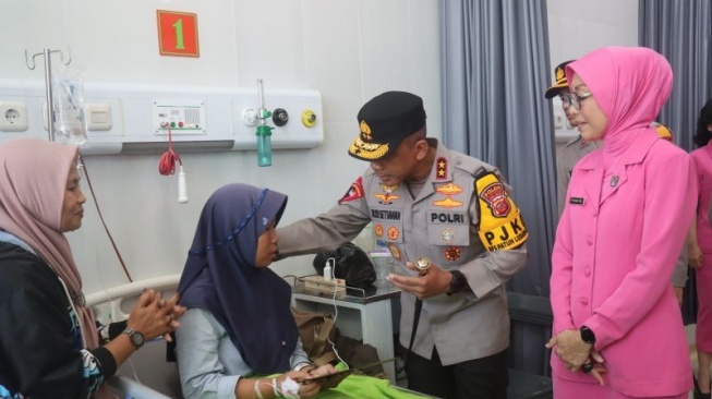 Kepala Kepolisian Daerah Jabar Irjen Pol Rudi Setiawan menjenguk pasien korban insiden Pesta Rakyat rangkaian pernikahan Wakil Bupati Garut dengan anak dari Gubernur Jawa Barat Dedi Mulyadi yang dirawat di Rumah Sakit Umum Daerah dr Slamet Kabuapten Garut, Sabtu (19/7/2025). ANTARA/HO-Polres Garut