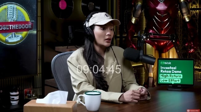 Artis dan selebgram Erika Carlina saat mengakui hamil di Podcast Deddy Corbuzier. [YouTube]