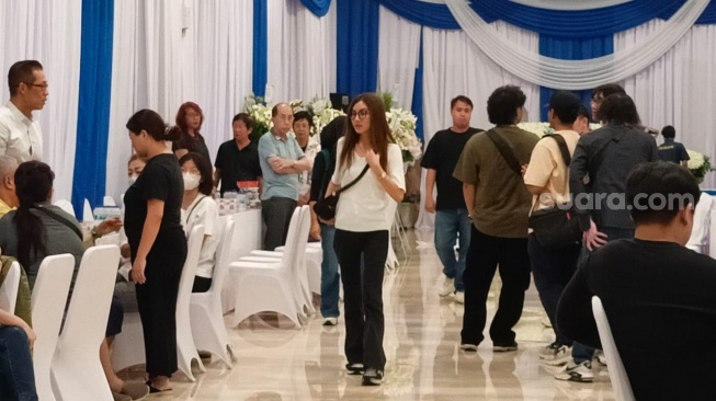 Suasana di rumah duka tempat disemayamkan jenazah ayah Sarwendah, Grand Heaven, Jakarta Utara, pada Sabtu, 19 Juli 2025 [Suara.com/Rena Pangesti]