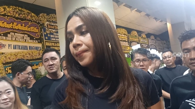 Melaney Ricardo di rumah duka Grand Heaven, Jakarta Utara pada Sabtu, 19 Juli 2025. [Suara.com/Rena Pangesti]