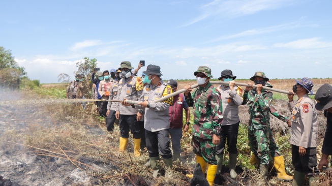 Kapolda Riau Ikut Padamkan Karhutla, gegara Asap Sampai ke Malaysia?