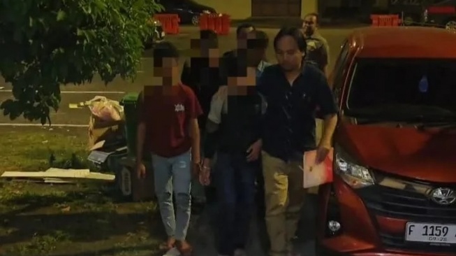 Empat pelaku yang mencekoki miras gadis di bawah umur di Serang, Banten diamankan petugas. [IST/Bantennews]
