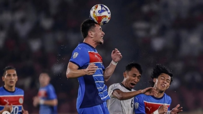 Pertandingan panas antara Timnas Indonesia U-23 dan Filipina U-23 dalam lanjutan Grup A Piala AFF U-23 2025 menyisakan cerita. Salah satu momen yang mencuri perhatian publik adalah aksi tekel keras dari pemain Timnas Filipina U-23, Noah Leddel, kepada Rayhan Hannan. (IG Noah Leddel)