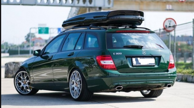 Mercedes-Benz W204 C300 Station Wagon Gofar Hilman (Instagram pergijauh)