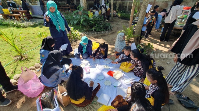 Kegiatan Yayasan Literasi Desa Tumbuh di Dusun Betakan, Sumberahayu, Kecamatan Moyudan, Sleman, Minggu (20/7/2025). [Hiskia/Suarajogja]