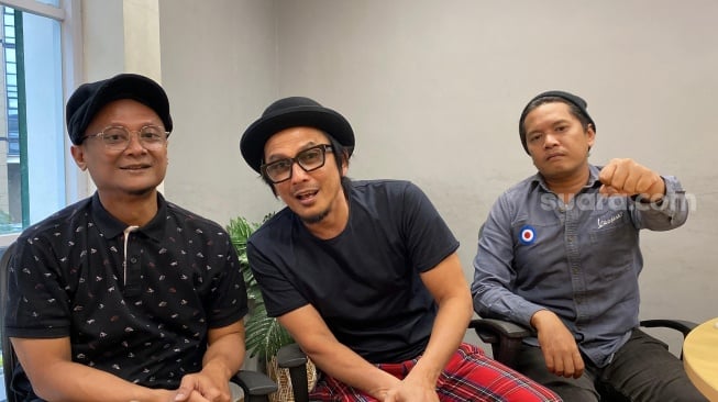 Grup band Vespunk saat berkunjung ke kantor Suara.com di kawasan Kuningan, Jakarta Selatan pada Rabu, 16 Juli 2025. [Suara.com/Tiara Rosana]
