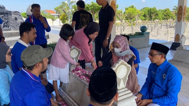 Sejumlah anak muda mengikuti ziarah makam di Taman Makam Pahlawan, Umbulharjo, Kota Jogja, Minggu (20/7/2025). (dok.Istimewa)