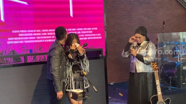 Suasana perilisan single baru Mayang Lucyana Fitri di kawasan Warung Buncit, Jakarta, Minggu, 20 Juli 2025. [Suara.com/Adiyoga Priyambodo]