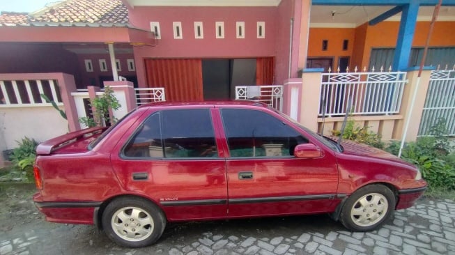 Suzuki Esteem (1995). (OLX)
