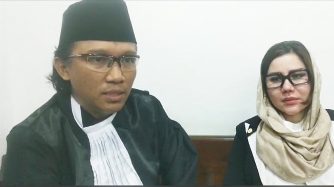 Lady Marsella bersama pengacaranya, Iwan Peci usai divonis bebas oleh PN Jakarta Pusat. Lady sempat ditahan selama 10 bulan karena kasus korupsi dana bansos. [dokumentasi pribadi]