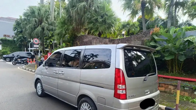 Nissan Serena (2012). (OLX)
