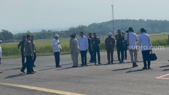 Presiden Prabowo Subianto kembali bertolak ke Jakarta, usai kunjungan kerja di Solo, Jawa Tengah. Jokowi turut melepas keberangkatan Prabowo di Lanud Adi Soemarmo. (Suara.com/Novian)