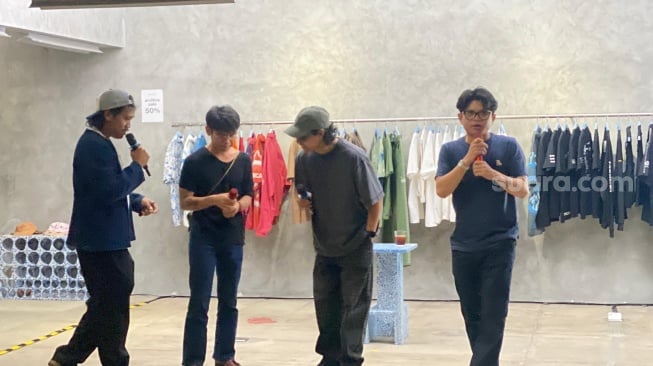 Juicy Luicy dan Peterpan saat membahas rencana "tukar lagu" di Pestapora 2025.. [Suara.com/Tiara Rosana]