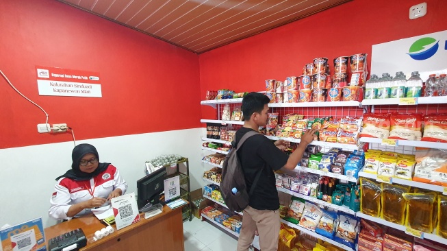 Warga bertransaksi di Koperasi Desa Merah Putih (KDMP) Sinduadi Mlati, Sleman, Senin (21/7/2025). [Hiskia/Suarajogja]