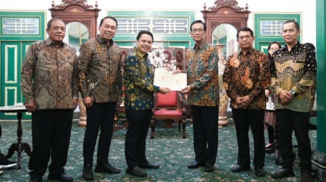 Sejarah Baru, Sultan Serahkan 'Serat Kekancingan' untuk Pembangunan Jalan Tol di Yogyakarta