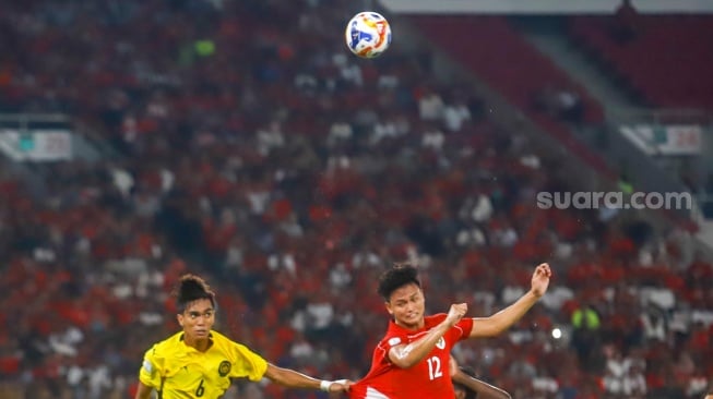 Pesepak bola Timnas Indonesia U-23 Hokky Caraka berebut bola atas dengan pemain Malaysia U-23 dalam pertandingan penyisihan Grup A Piala AFF U-23 2025 di Stadion Utama Gelora Bung Karno (SUGBK), Senayan, Jakarta, Senin (21/7/2025). [Suara.com/Alfian Winanto]
