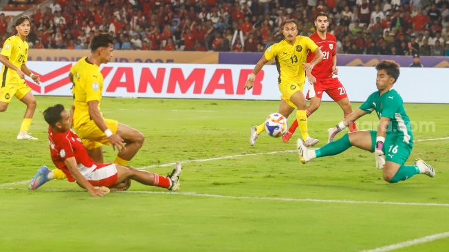 Pesepak bola Timnas Indonesia U-23 Muhammad Rayhan Hannan menendang bola ke gawang Malaysia U-23 dalam pertandingan penyisihan Grup A Piala AFF U-23 2025 di Stadion Utama Gelora Bung Karno (SUGBK), Senayan, Jakarta, Senin (21/7/2025). [Suara.com/Alfian Winanto]
