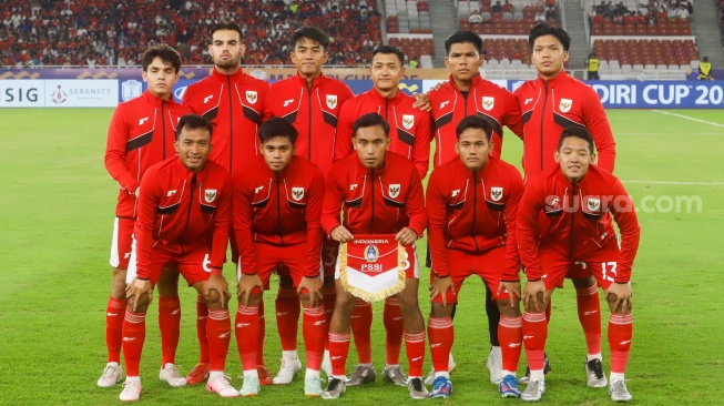 Skuad Timnas Indonesia U-23 dalam pertandingan penyisihan Grup A Piala AFF U-23 2025 melawan Malaysia U-23 di Stadion Utama Gelora Bung Karno (SUGBK), Senayan, Jakarta, Senin (21/7/2025). [Suara.com/Alfian Winanto]