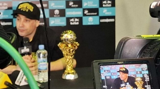 Kepala Pelatih Dewa United Banten Basketball Pablo Favarel memberikan keterangan pada media di dalam konferensi pers usai laga ketiga Final IBL 2025 di GMSB Kuningan Jakarta, Minggu (20/7/2025). (ANTARA/Aditya Ramadhan)