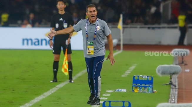 Pelatih Timnas Indonesia U-23 Gerald Mervin Vanenburg memberi arahan dalam pertandingan penyisihan Grup A Piala AFF U-23 2025 melawan Malaysia U-23 di Stadion Utama Gelora Bung Karno (SUGBK), Senayan, Jakarta, Senin (21/7/2025). [Suara.com/Alfian Winanto]