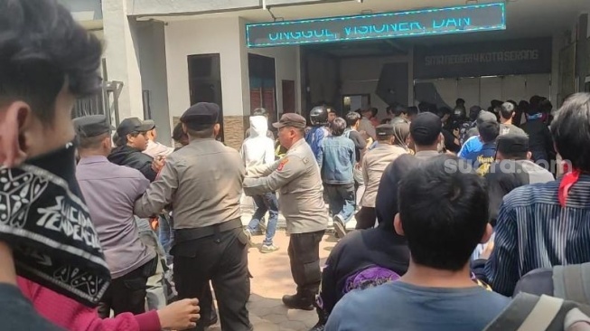 Aksi di SMAN 4 Serang Ricuh, Massa Terobos Masuk Sekolah, Ada yang Dipukul Polisi