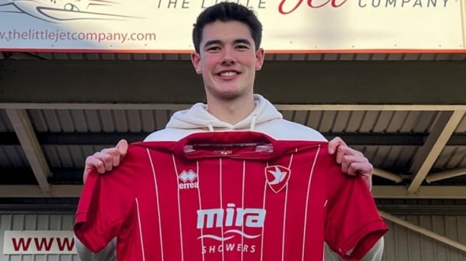Bek tengah tim nasional Indonesia Elkan Baggott berpose dengan seragam klub Liga Satu Inggris Cheltenham Town, tempatnya dipinjamkan Ipswich Town hingga musim 2022-2023 berakhir, saat diperkenalkan sebagai pemain baru pada Jumat (20/1/2023) dini hari WIB. [ANTARA/HO-Cheltenham Town]