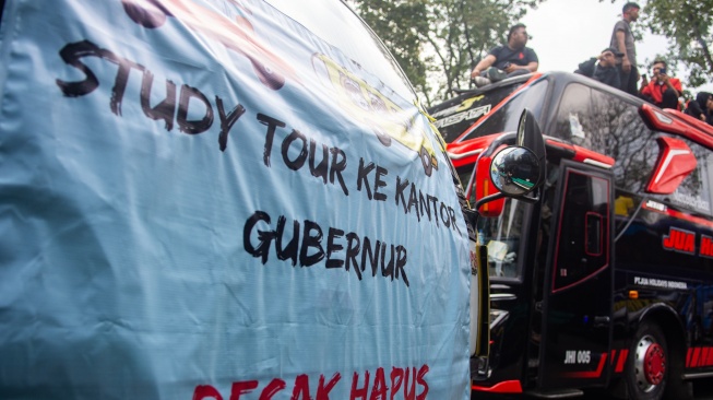 Massa yang tergabung dalam Solidaritas Pekerja Pariwisata Jawa Barat melakukan aksi unjuk rasa di depan Gedung Sate, Bandung, Jawa Barat, Senin (21/7/2025). [ANTARA FOTO/Novrian Arbi/bar]