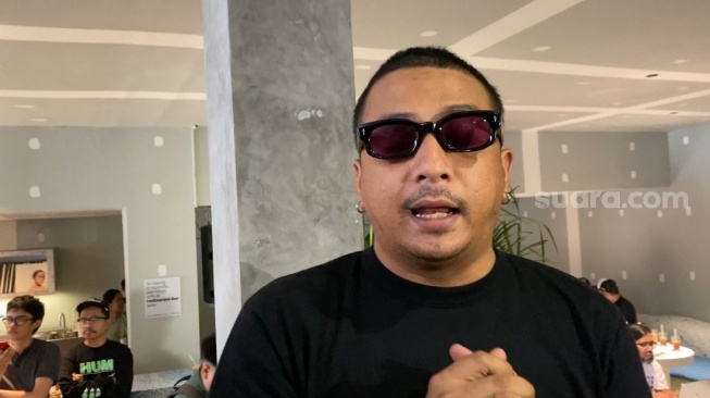 Sal Priadi akan menyanyikan beberapa lagu Slank di festival Pestapora 2025. [Tiara Rosana/Suara.com]