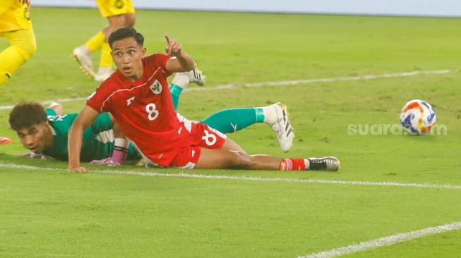 Pesepak bola Timnas Indonesia U-23 Muhammad Rayhan Hannan menendang bola ke gawang Malaysia U-23 dalam pertandingan penyisihan Grup A Piala AFF U-23 2025 di Stadion Utama Gelora Bung Karno (SUGBK), Senayan, Jakarta, Senin (21/7/2025). [Suara.com/Alfian Winanto]

