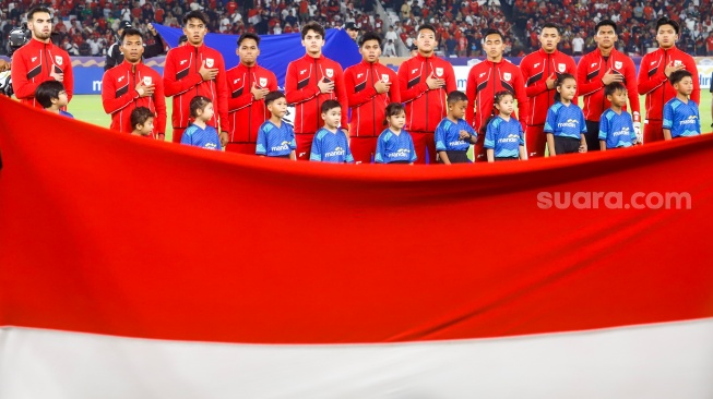 Skuad Timnas Indonesia U-23 dalam pertandingan penyisihan Grup A Piala AFF U-23 2025 melawan Malaysia U-23 di Stadion Utama Gelora Bung Karno (SUGBK), Senayan, Jakarta, Senin (21/7/2025). [Suara.com/Alfian Winanto]