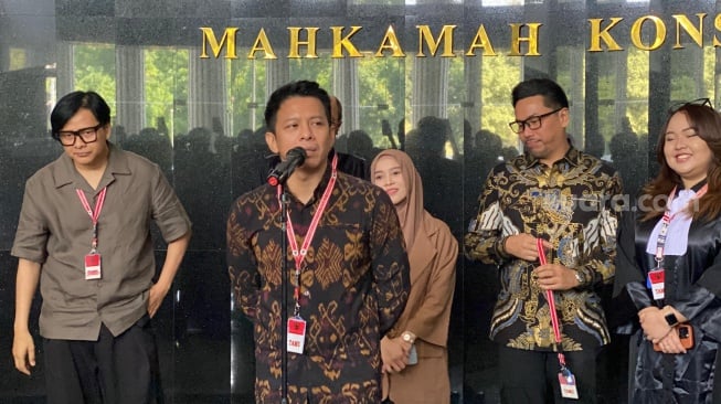 Penyanyi anggota VISI, Ariel NOAH, Armand Maulana, Lesti Kejora, dan Sammy Simorangkir usai mengikuti sidang uji materi di MK. [Suara.com/Tiara Rosana]
